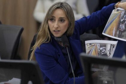 Diputada Julia Strada analizando documentos para el informe de gestión de Adorni en el Congreso Nacional.