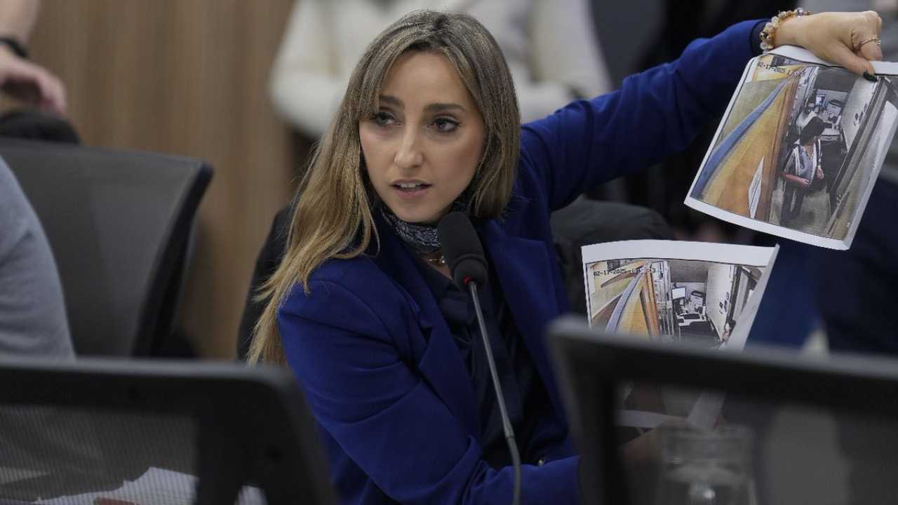 Diputada Julia Strada analizando documentos para el informe de gestión de Adorni en el Congreso Nacional.