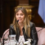 Senadora Juliana Di Tullio brindando una entrevista sobre el ascenso de Javier Milei.