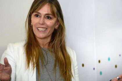 Senadora Juliana Di Tulio durante una sesión donde se manifestó la oposición contra Manuel Adorni y sus gastos