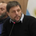 Leandro Santoro analizando la causa judicial por Libra frente a los medios.