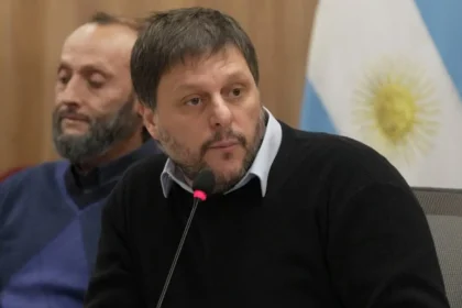 Leandro Santoro analizando la causa judicial por Libra frente a los medios.