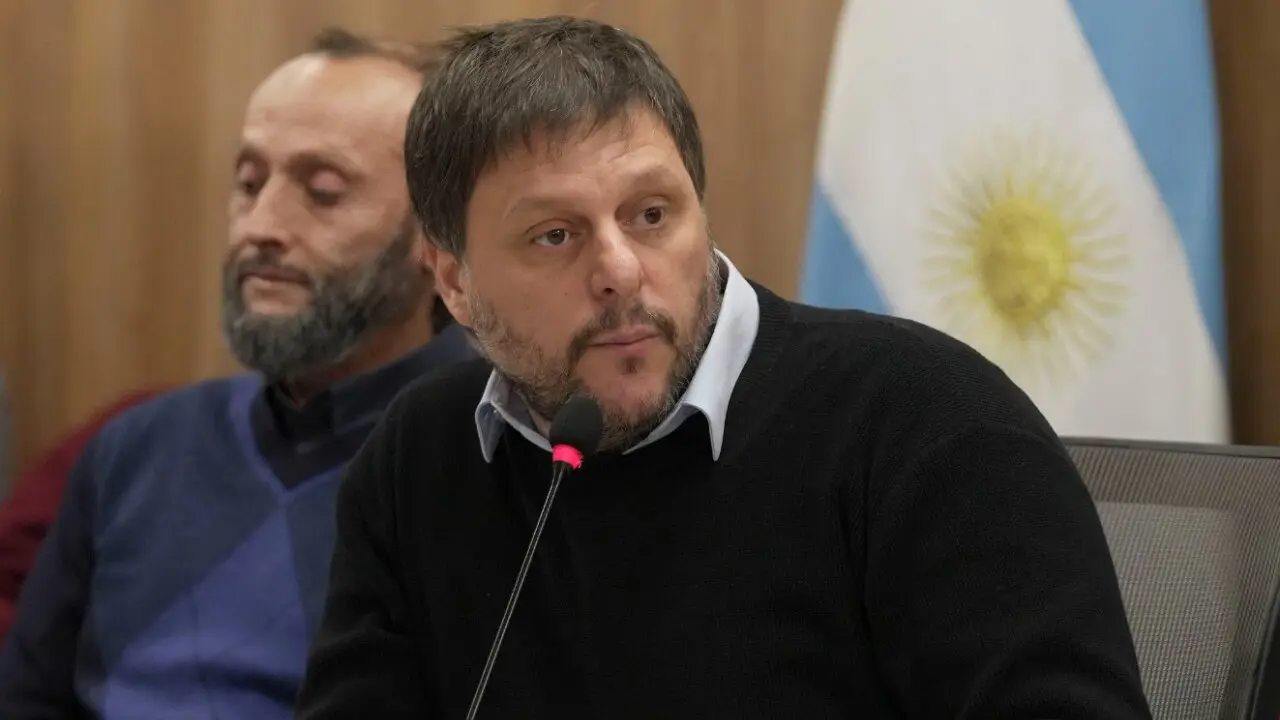 Leandro Santoro analizando la causa judicial por Libra frente a los medios.