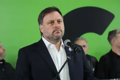 Leandro Santoro analizando el pedido de auxilio financiero de Trump por parte del Gobierno