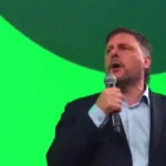 Leandro Santoro brindando una entrevista sobre la investigación sobre el caso Libra.