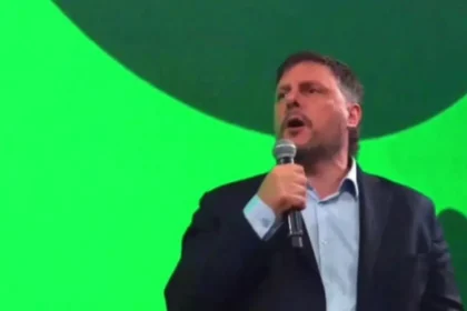 Leandro Santoro brindando una entrevista sobre la investigación sobre el caso Libra.