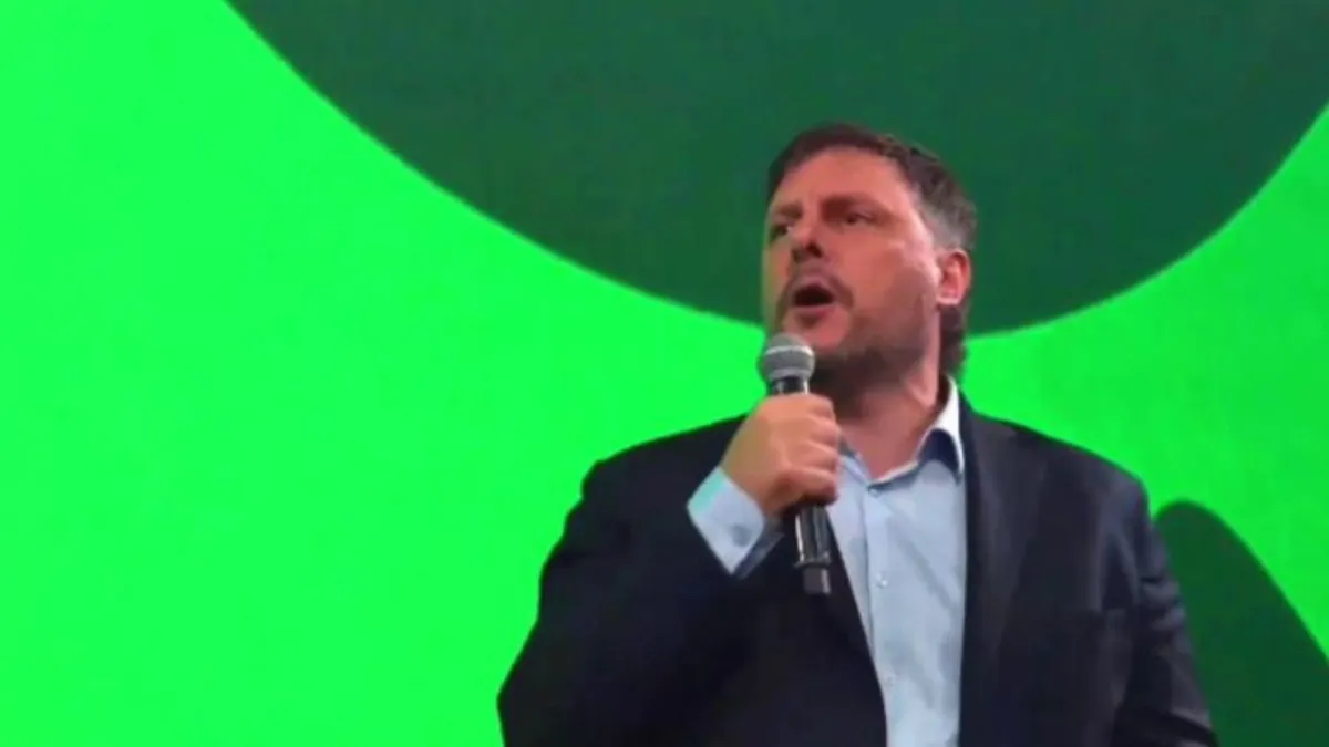 Leandro Santoro brindando una entrevista sobre la investigación sobre el caso Libra.