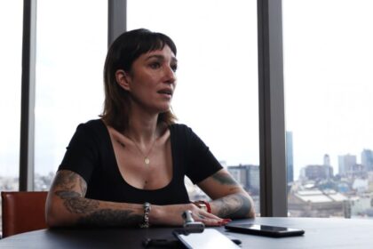 Funcionarios discutiendo sobre el fin de la ayuda estatal y la reforma de los planes sociales en Argentina