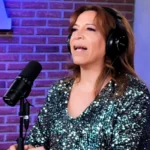 La conductora sonriente hablando sobre el vínculo de Lizy Tagliani y la crianza de su hijo Tati.