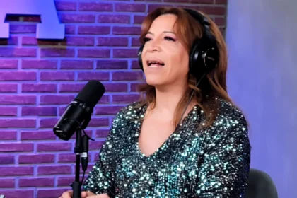 La conductora sonriente hablando sobre el vínculo de Lizy Tagliani y la crianza de su hijo Tati.