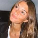 Lola Latorre posando con productos exclusivos de Victoria's Secret para cumplir el sueño de su vida