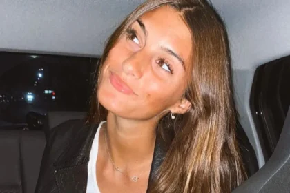 Lola Latorre posando con productos exclusivos de Victoria's Secret para cumplir el sueño de su vida