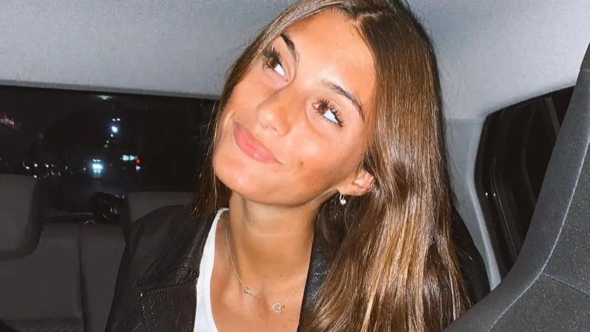 Lola Latorre posando con productos exclusivos de Victoria's Secret para cumplir el sueño de su vida