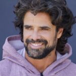 Luciano Castro sostiene a su hijo Mateo resaltando el valor de la familia en una foto retro.