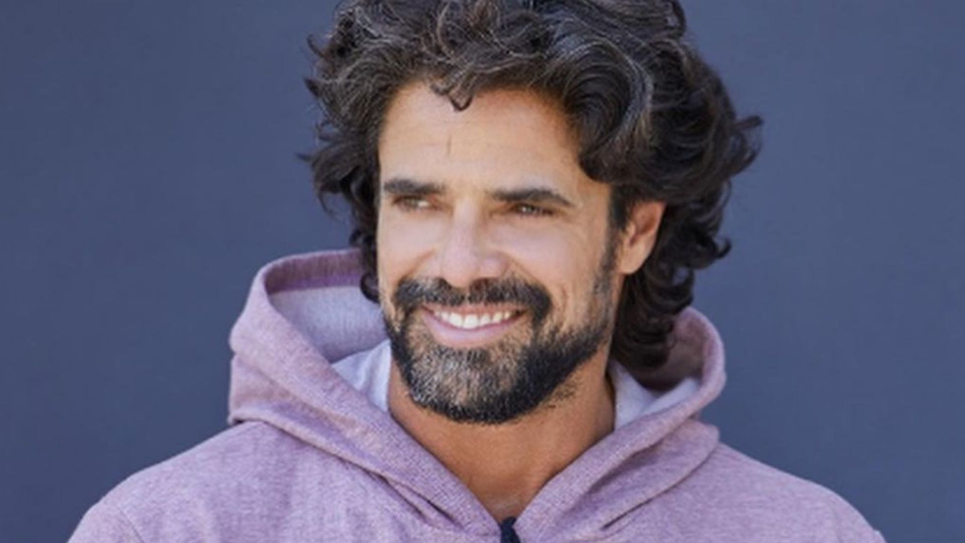 Luciano Castro sostiene a su hijo Mateo resaltando el valor de la familia en una foto retro.