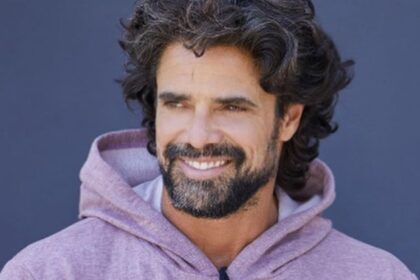 Luciano Castro sonriendo junto a su hija durante el festejo de Luciano Castro.