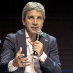 Luis Caputo junto a directivos anunciando una millonaria inversión de Uber en Nueva York