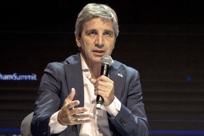 Luis Caputo junto a directivos anunciando una millonaria inversión de Uber en Nueva York