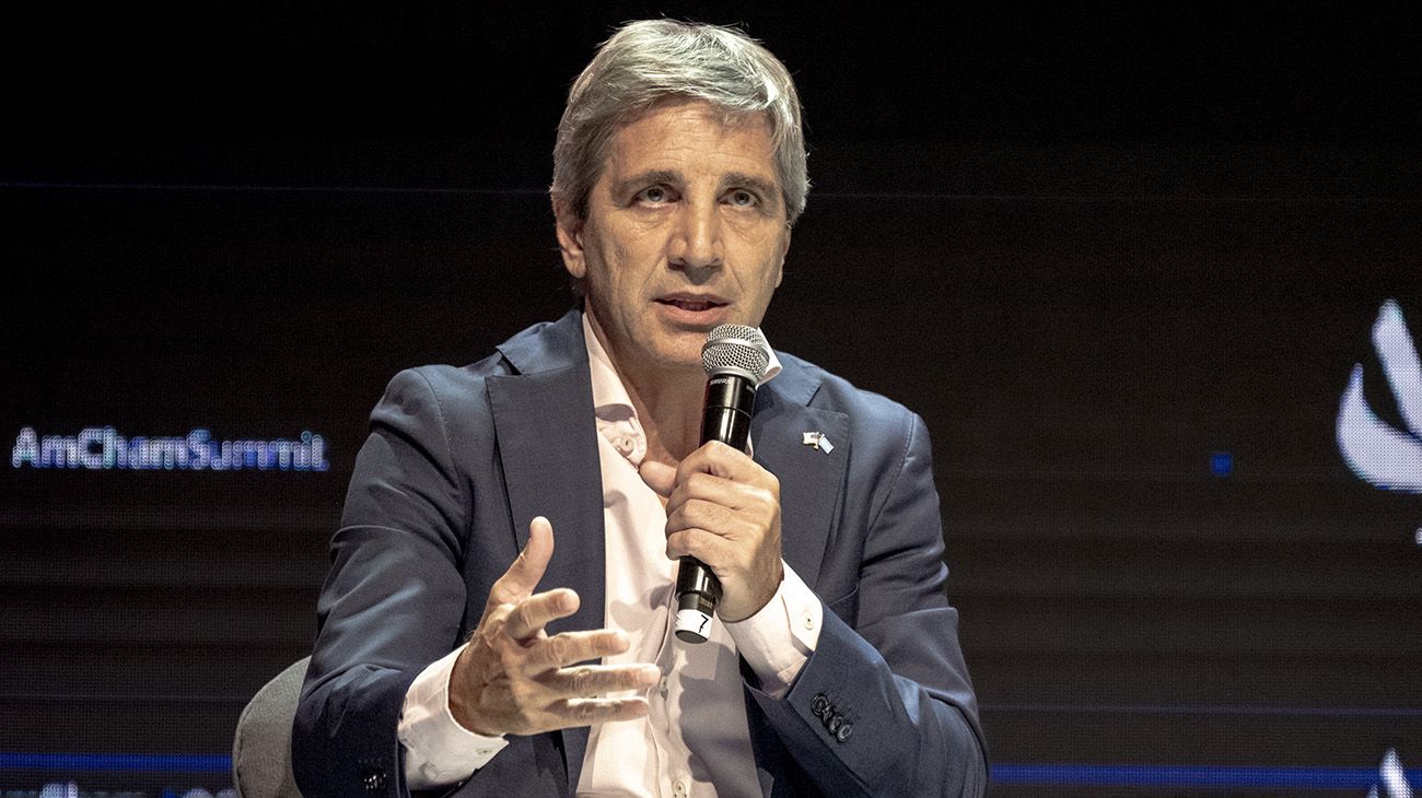 Luis Caputo junto a directivos anunciando una millonaria inversión de Uber en Nueva York