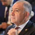 El senador Luis Juez explicando la estrategia de Javier Milei y el uso de vestimenta oficial de YPF en medios de comunicación.