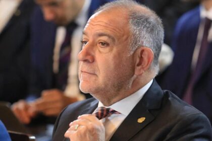 El senador Luis Juez explicando la estrategia de Javier Milei y el uso de vestimenta oficial de YPF en medios de comunicación.