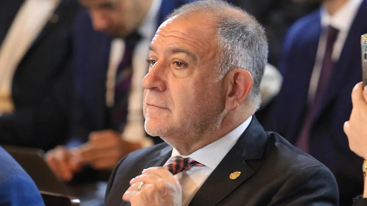 El senador Luis Juez explicando la estrategia de Javier Milei y el uso de vestimenta oficial de YPF en medios de comunicación.