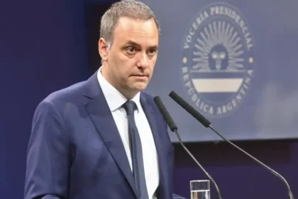 Manuel Adorni campaña de fake news en Nueva York