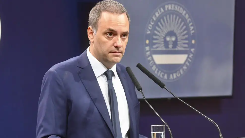 Manuel Adorni campaña de fake news en Nueva York