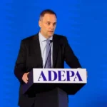 Estudiantes de la UBA exigen la aplicación de la Ley de presupuesto universitario en Argentina frente a la casa de Manuel Adorni