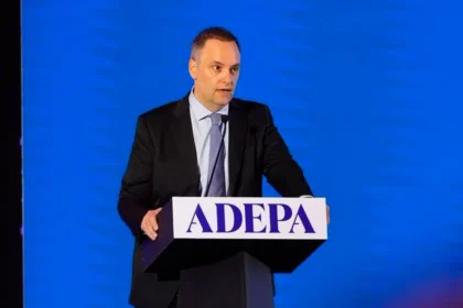 Estudiantes de la UBA exigen la aplicación de la Ley de presupuesto universitario en Argentina frente a la casa de Manuel Adorni