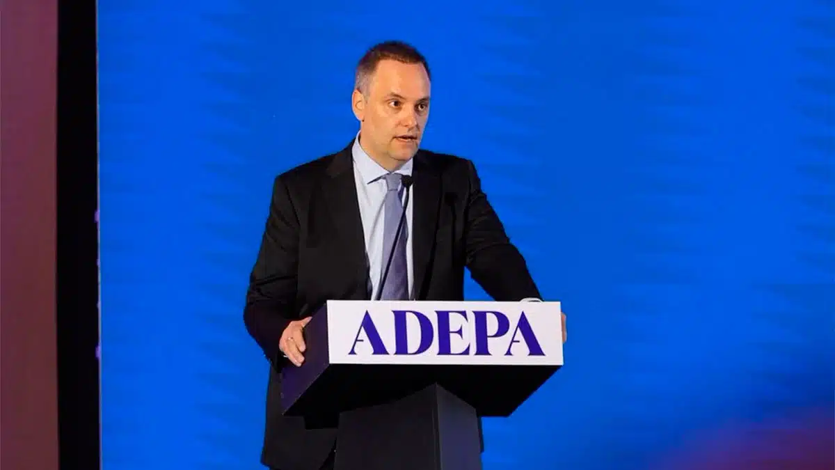 Estudiantes de la UBA exigen la aplicación de la Ley de presupuesto universitario en Argentina frente a la casa de Manuel Adorni