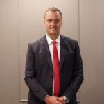 Manuel Adorni durante una conferencia tras la polémica por el uso del avión presidencial.