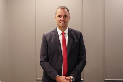 Manuel Adorni durante una conferencia tras la polémica por el uso del avión presidencial.