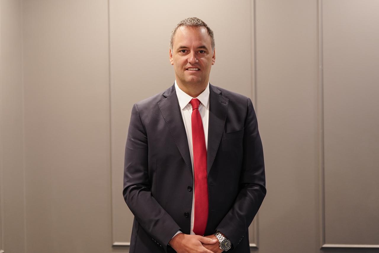 Manuel Adorni durante una conferencia tras la polémica por el uso del avión presidencial.