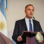 Manuel Adorni durante la conferencia donde denunció fuego amigo contra Adorni en su gestión.
