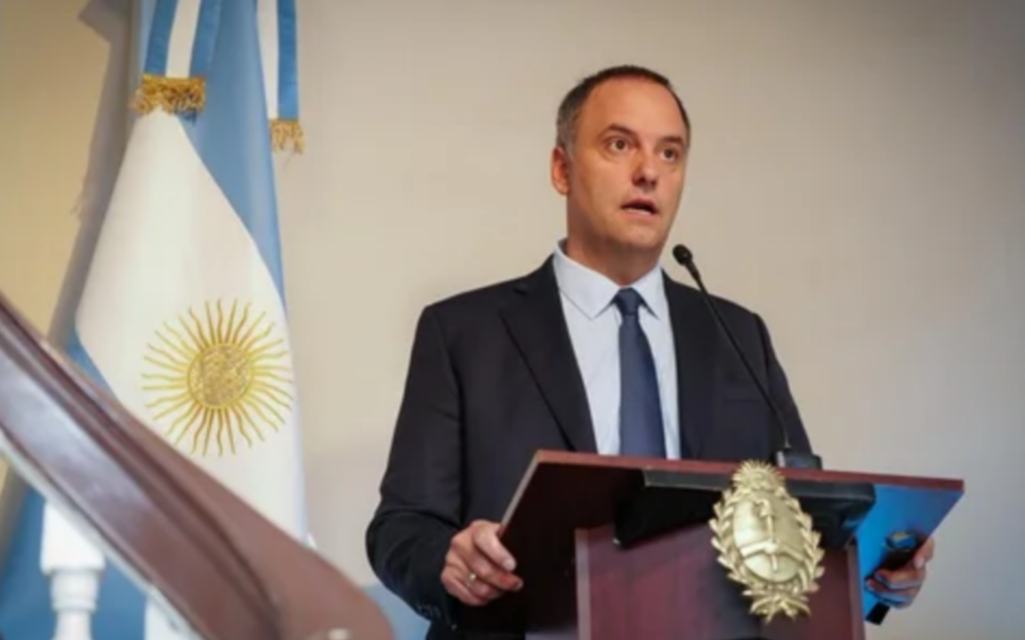 Manuel Adorni durante la conferencia donde denunció fuego amigo contra Adorni en su gestión.