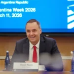 Manuel Adorni realizando el balance de Argentina Week ante la prensa internacional.