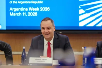 Manuel Adorni realizando el balance de Argentina Week ante la prensa internacional.