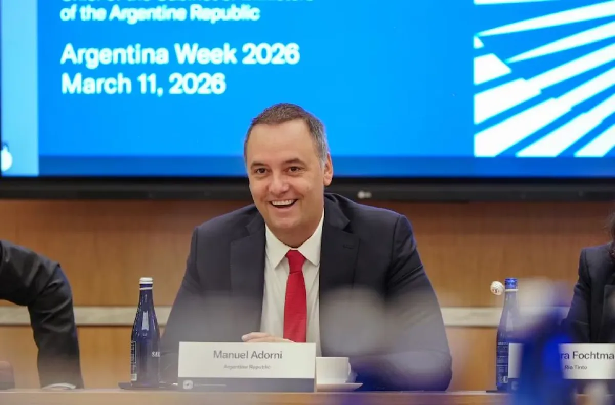 Manuel Adorni realizando el balance de Argentina Week ante la prensa internacional.