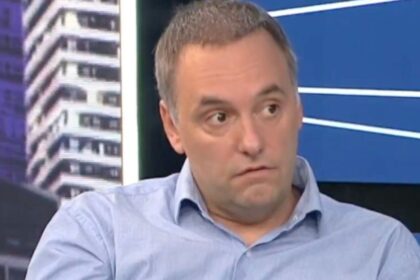 Manuel Adorni dando explicaciones televisivas tras el escándalo de Manuel Adorni por sus viajes.