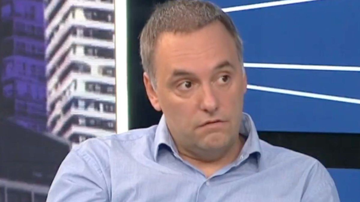 Manuel Adorni dando explicaciones televisivas tras el escándalo de Manuel Adorni por sus viajes.