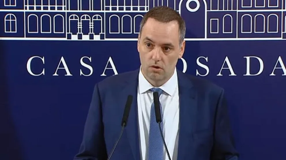 Manuel Adorni en conferencia de prensa respondiendo sobre las denuncias contra Manuel Adorni por su patrimonio