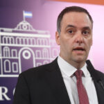 Manuel Adorni bajando de un avión tras su vuelo privado a Uruguay bajo investigación judicial