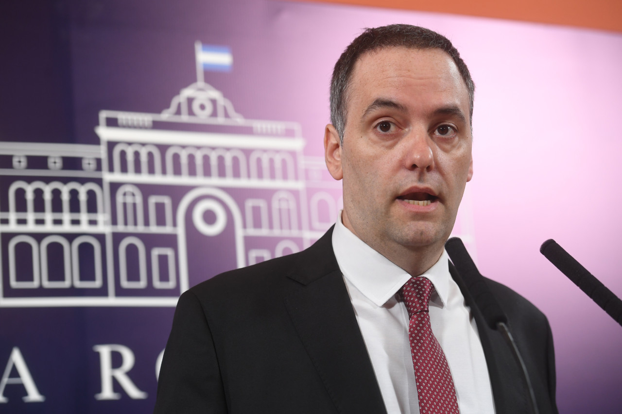 Manuel Adorni bajando de un avión tras su vuelo privado a Uruguay bajo investigación judicial