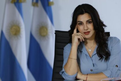 Diputada Marcela Pagano y Manuel Adorni envueltos en el escándalo por el viaje oficial.