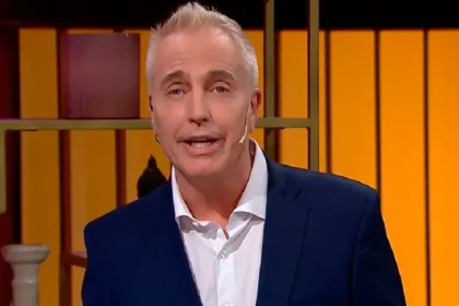 Alejandro Marley Wiebe en el aeropuerto iniciando el viaje de Marley con Mirko hacia la nieve