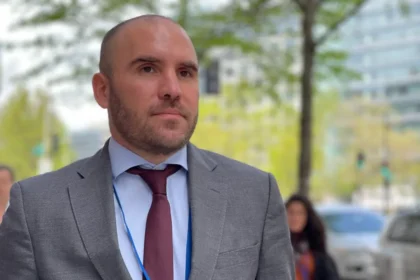 El exministro Martín Guzmán analiza el rumbo del programa económico en una entrevista radial reciente