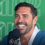 Matías Alé sonriendo junto a su esposa tras la exitosa operación de Matías Alé en el oído