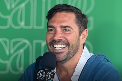 Matías Alé sonriendo junto a su esposa tras la exitosa operación de Matías Alé en el oído