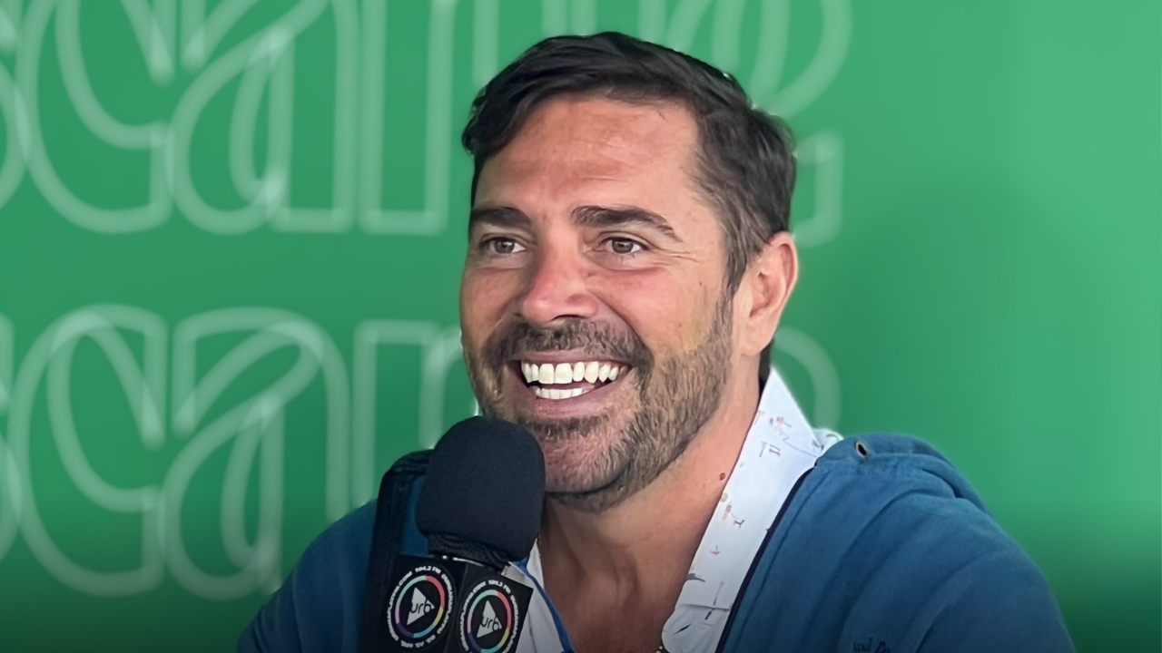 Matías Alé sonriendo junto a su esposa tras la exitosa operación de Matías Alé en el oído